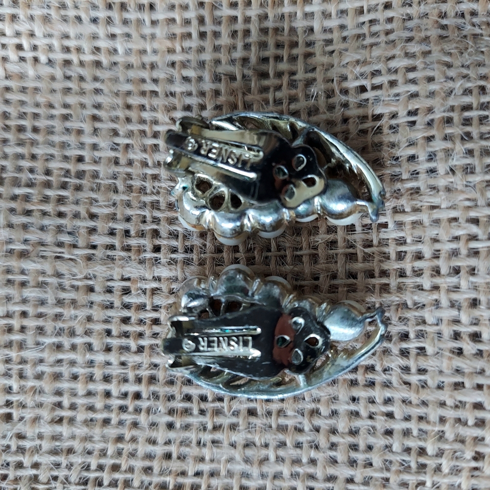 Vintage Lisner Yellow Gold Plated Faux Pearl Flower Clip On Earrings - Picture 5 of 6